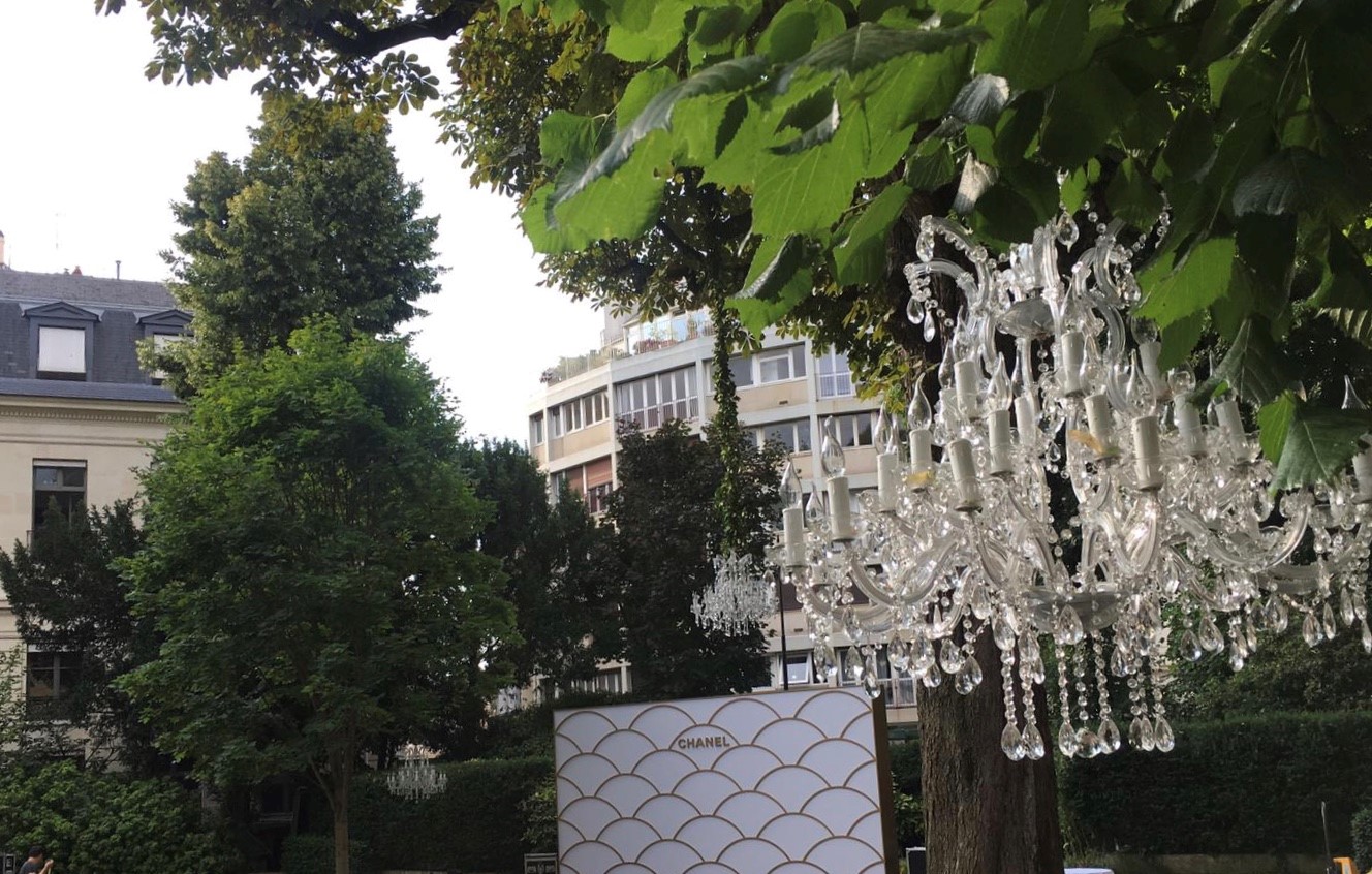 Dîner privé Chanel à l'hôtel Potocki, avec nos lustres en cristal suspendus dans les arbres du jardin