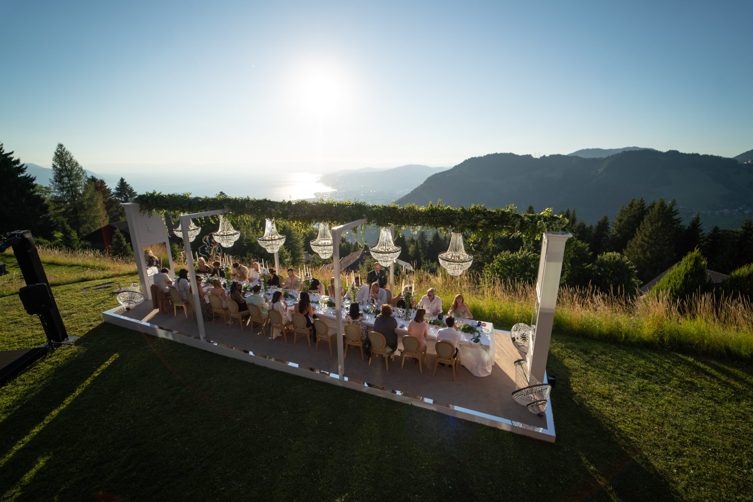 Dîner privé au Fairmont dans les montagnes de Montreux, éclairé par nos lustres en cristal